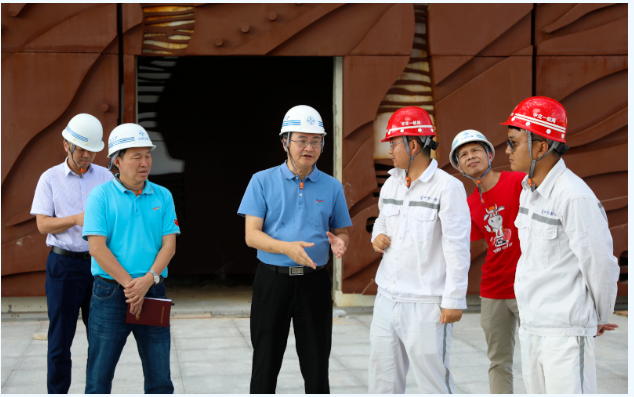 歡迎三沙市市委常委，市長鄧忠蒞臨我司承接的三沙廣場項目，三沙文體館項目現(xiàn)場調(diào)研并指導(dǎo)